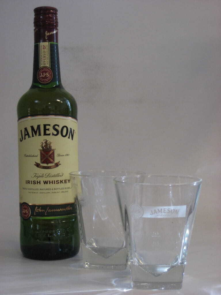 Jameson Irish Whiskey 40% vol. 0.7l with 2 glasses