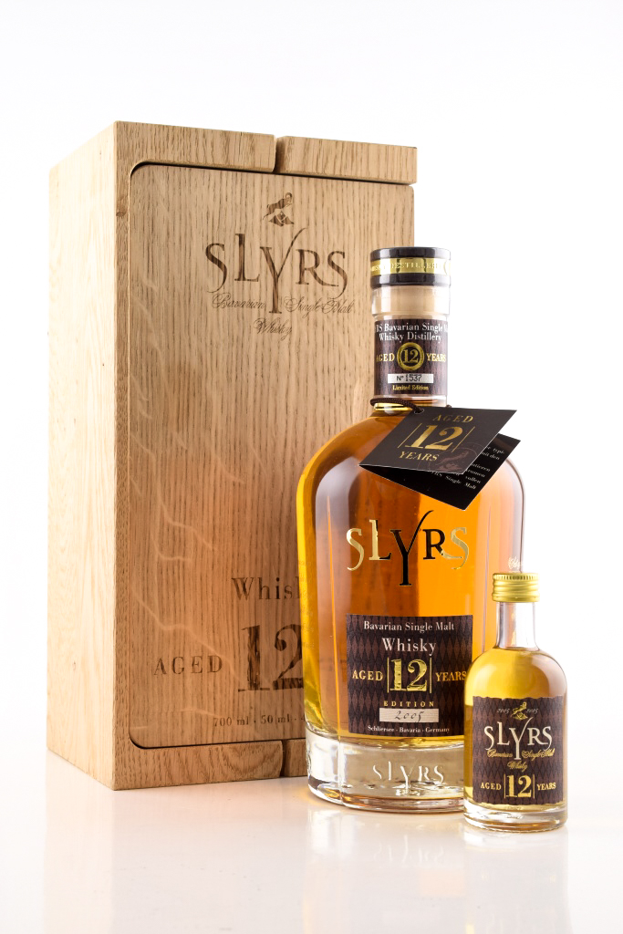 Slyrs 12 Year Old Edition 2005 43% vol. 0.7l + 0.05l miniature - in oak wood block Slyrs 12 Year Old Edition 2005 43% vol. 0.7l + 0.05l miniature - in oak wood block