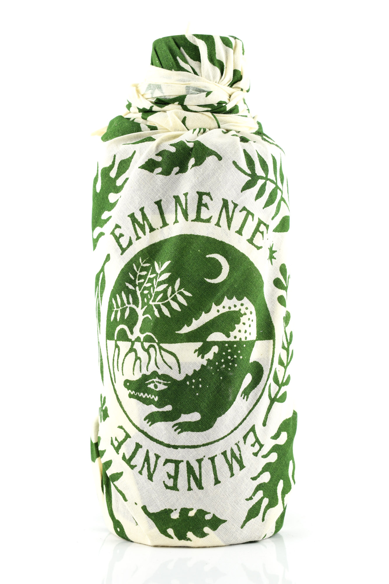 Eminente Reserva 7 year old 41,3%vol. 0,7l with Scarf Eminente Reserva 7 year old 41,3%vol. 0,7l with Scarf
