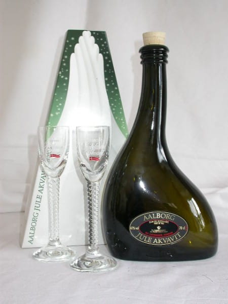 Aalborg Jule Akvavit 2004 Special Edition with 2 glasses of 47% vol.